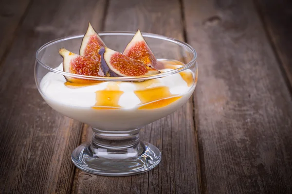 Griekse yoghurt met vijgen en honing — Stockfoto