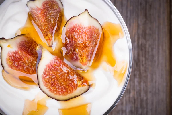 Yogur griego con higos y miel —  Fotos de Stock