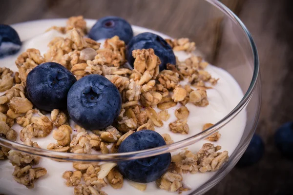 Yogurt with granola and blueberries. — Stock Photo, Image