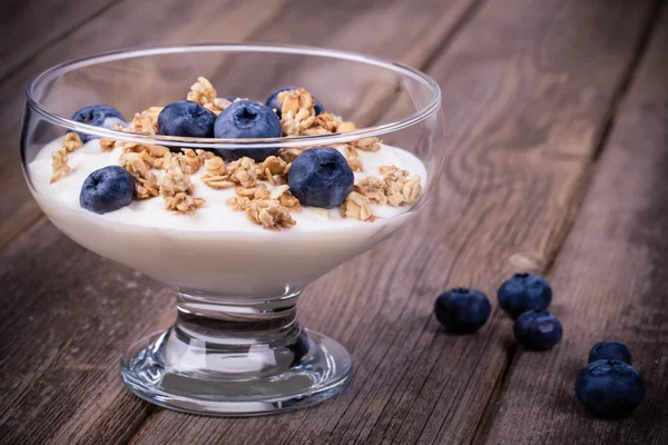 Yogurt with granola and blueberries. — Stock Photo, Image