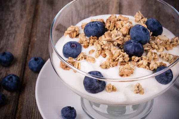 Joghurt, granola, és áfonya. — Stock Fotó