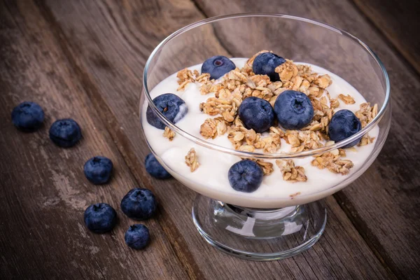 Yoghurt met muesli en bosbessen. — Stockfoto