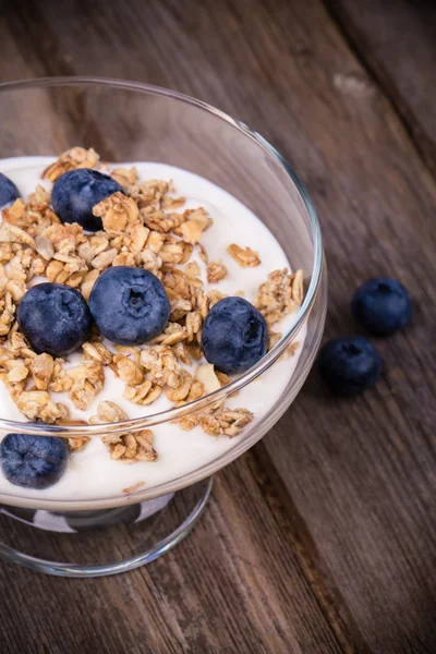 Yogurt with granola and blueberries. — Stock Photo, Image