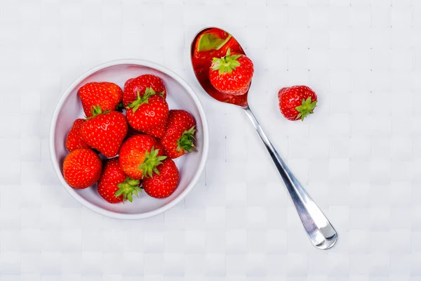 Bowl of strawberries — Stock Photo, Image