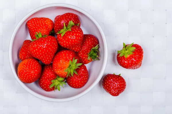 Bowl of strawberries — Stock Photo, Image