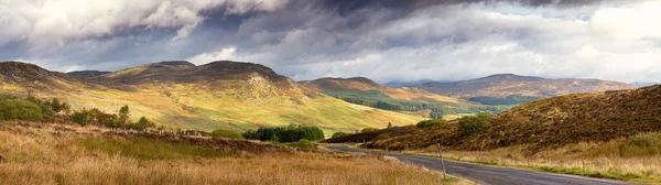 Nuvens de tempestade sobre o Glen — Fotografia de Stock