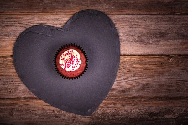 Cupcake on heart on wood — 图库照片