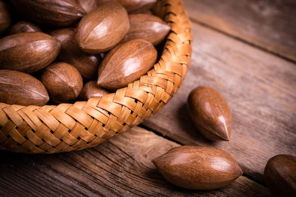 Pekannötter i skål — Stockfoto