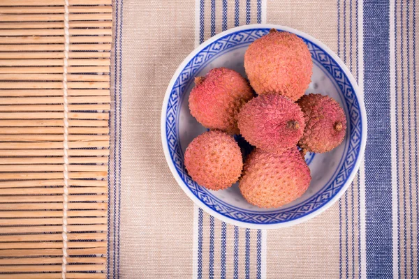 Lychees na tigela — Fotografia de Stock