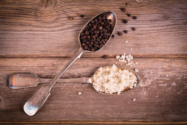 Zout en peper in lepels — Stockfoto