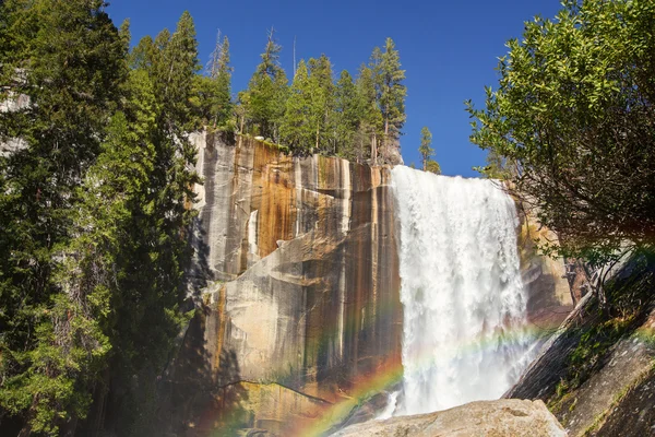 Радуга весенних водопадов — стоковое фото