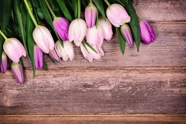 Tulpen über altem Holz — Stockfoto