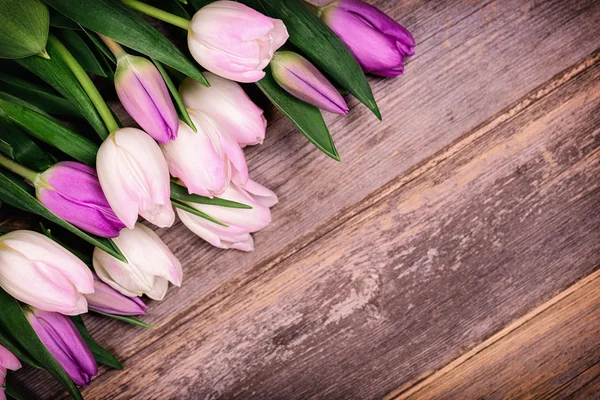 Tulipany na Stare drewno — Zdjęcie stockowe