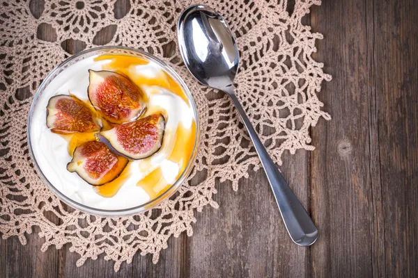 Yogurt with figs and honey — Stock Photo, Image