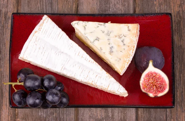 Formaggio e piatto di frutta — Foto Stock