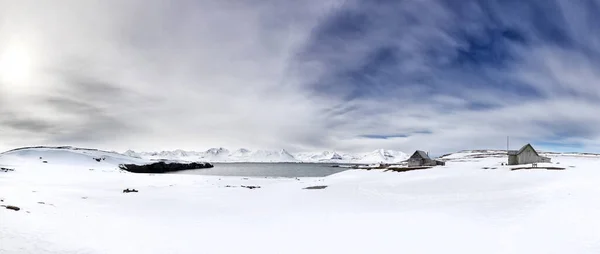Kilátás Elhagyatott Kunyhóra Márványbányára Camp Mansfieldben New Londonban Svalbardban Havas — Stock Fotó