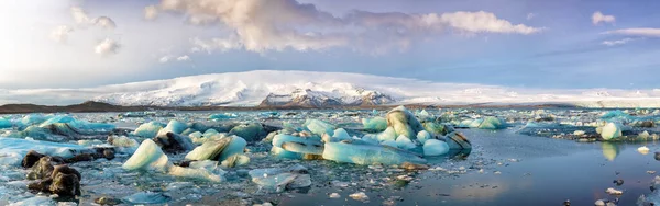 冰岛Vatnajokull国家公园Jokulsarlon湖中漂浮的蓝色冰川全景 — 图库照片