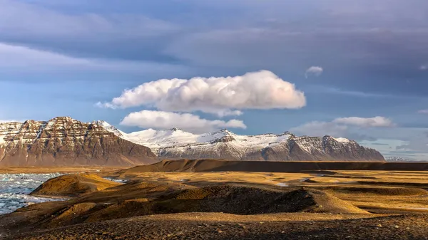雪に覆われた山々とジョクルサロン氷河ラグーン 南東アイスランドのVatnajokull国立公園の周りのツンドラ — ストック写真