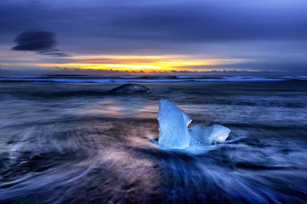 다이아몬드 비치의 덩어리가 있습니다 Jokulsarlon 빙하의 석호에서 해변에 얼음이 쌓이고 — 스톡 사진