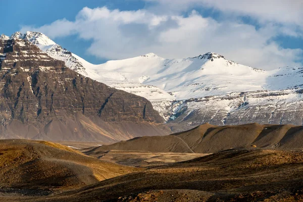 积雪覆盖了冰岛东南部与Vatnajkull国家公园接壤的Jokulsarlon冰川泻湖周围的山脉和冻土带 — 图库照片