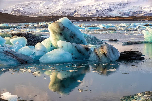 冰岛Vatnajokull国家公园Jokulsarlon环礁湖中漂浮的蓝色冰川冰 — 图库照片