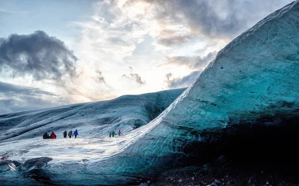 Touristen Machen Sich Auf Den Weg Über Einen Gletscher Eishöhlen — Stockfoto