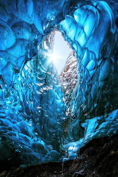 Buzuldaki Bir Buz Mağarasından Gökyüzünde Güneş Işığıyla Delikler Açan Mavi — Stok fotoğraf