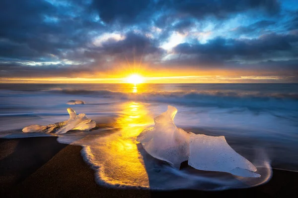 Playa Diamantes Vatnajokull Sur Islandia Lanzamiento Del Sol Trozos Hielo —  Fotos de Stock