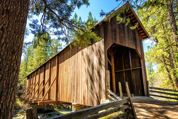 Historyczny Zadaszony Most Wawona Park Narodowy Yosemite Kalifornia Usa Most — Zdjęcie stockowe