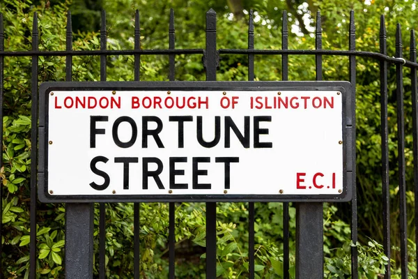 Οδός Υπογράψει Για Ένα Δρόμο Που Ονομάζεται Fortune Street Σφυρήλατα — Φωτογραφία Αρχείου