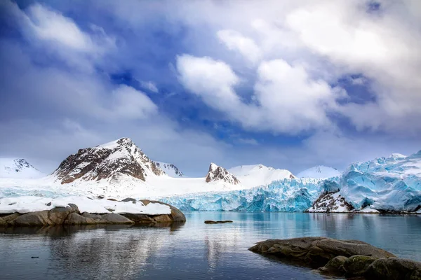 Bergen Sneeuw Blauw Gletsjerijs Van Smeerenburger Gletsjer Spitsbergen Archipel Tussen — Stockfoto