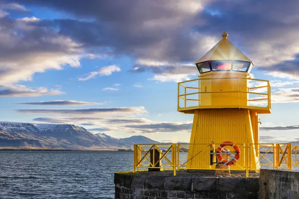 Farol Amarelo Porto Reykjavik Nascer Sol Manhã Cedo Com Montanhas — Fotografia de Stock