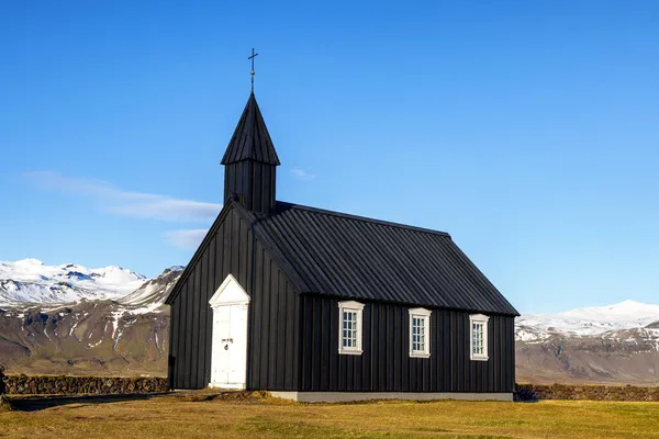 这个19世纪的黑人教堂是冰岛最古老的木制教堂之一 Budir Snaefellsnes半岛 秋天的色彩 雪山覆盖 蓝天背景 — 图库照片