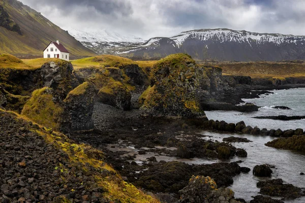 Арнарстапи Исландия Вид Изрезанное Побережье Уединенным Домом Осенние Цвета Заснеженными — стоковое фото