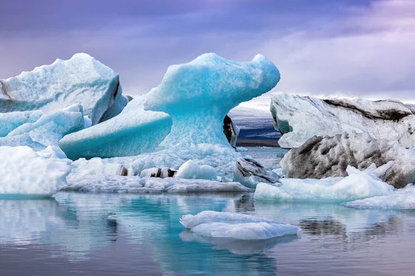 Belos Icebergs Azuis Refletidos Lagoa Glacial Jokulsarlon Sul Islândia Parte — Fotografia de Stock