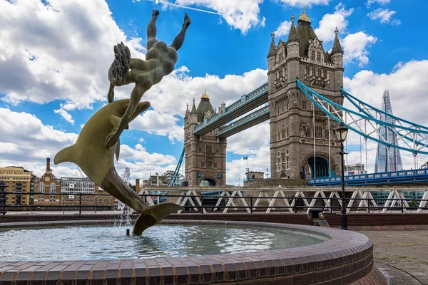 London Großbritannien Juni 2017 Tower Bridge Und Das Bronzemädchen Mit — Stockfoto