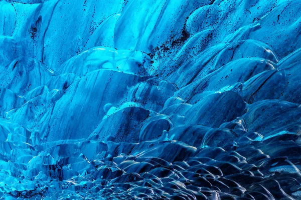在冰岛最大的冰川Vatnajokull冰川的冰洞中 蓝色冰川冰的细节 也被称为水晶冰洞 令人惊奇的质感看起来像一个波纹蓝色的杯子 冰岛南部 — 图库照片