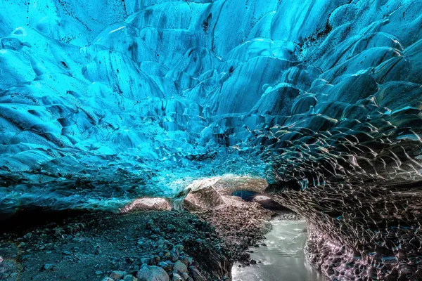 一条冰河把融化的水带过冰川上的冰洞 Breioarmerkurjokull 冰岛东南部Vatnajokull冰川的一部分 — 图库照片