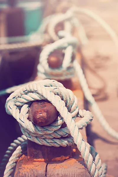 Kotvy Nábřeží Přivázaná Lana Čluny Zakotvenými Pozadí Retro Styl Matné — Stock fotografie