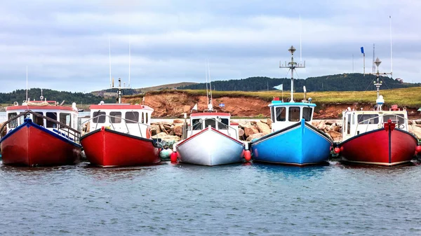 Rad Färgfiskebåtar Hamnen Havre Aubert Magdalsöarna Kanada Öarnas Primära Industri — Stockfoto