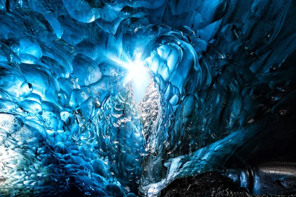 Hielo Glacial Azul Con Agujero Través Del Cielo Con Estallido —  Fotos de Stock