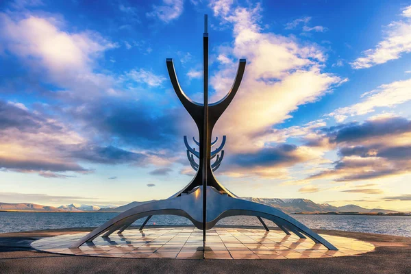 アイスランドのレイキャヴィーク 2021年10月6日 ジョン ガンナール アーナソンによる現代彫刻 太陽のボイジャー アイスランドのレイキャヴィークでの日の出 — ストック写真