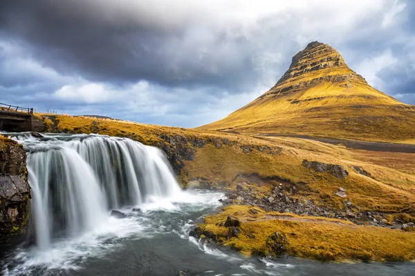 位于冰岛斯奈弗勒斯半岛的柯库胡夫山脉和柯库费尔福斯瀑布 秋日长时间曝光拍摄 — 图库照片