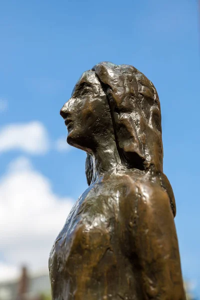 荷兰阿姆斯特丹 2014年7月7日 安德烈森的 弗兰克雕像 一名15岁的大屠杀受害者 以日记而闻名 她在第二次世界大战期间死于集中营 — 图库照片
