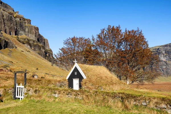 冰岛南部古老的木制黑色教堂 传统风格的建筑 有草皮边和屋顶 这有助于在寒冷的冬天保暖 蓝天背景的秋景 — 图库照片