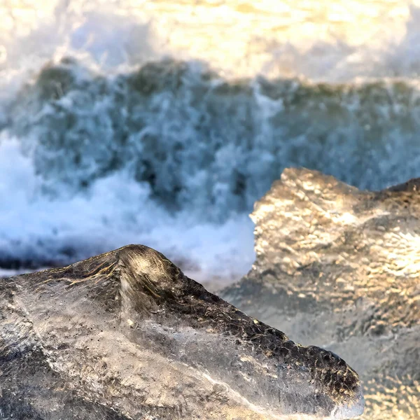 Isberg Och Kraschar Vågor Tidigt Morgonen Gyllene Solljus Diamond Beach — Stockfoto