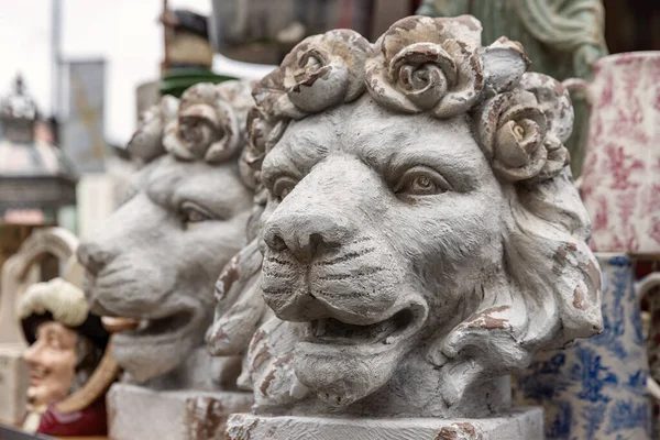 一对古老的装饰狮头植物壶 玫瑰形成了鬃毛 其他古董和Bric Brac可以在市场摊档的背景下看到 — 图库照片