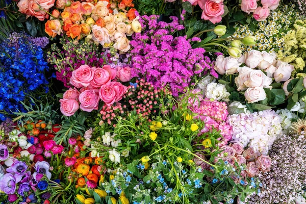 街道上美丽的花朵背景 五彩缤纷 包括玫瑰 海葵和郁金香 季节性的鲜花花束 — 图库照片