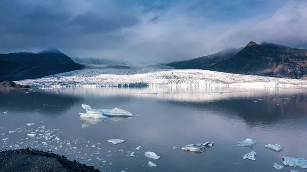 아이슬란드 남부에 있는스 석호의 어둡고 파노라마 녘높은 각도의 햇빛으로 빙하를 — 스톡 사진
