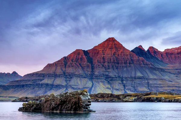 Bulandstindur Czyli Góra Piramidy Rejonie Wschodniego Fiordu Islandii Przez Kilka — Zdjęcie stockowe